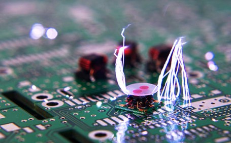 電子設(shè)備類工廠為什么必須穿防靜電安全鞋？